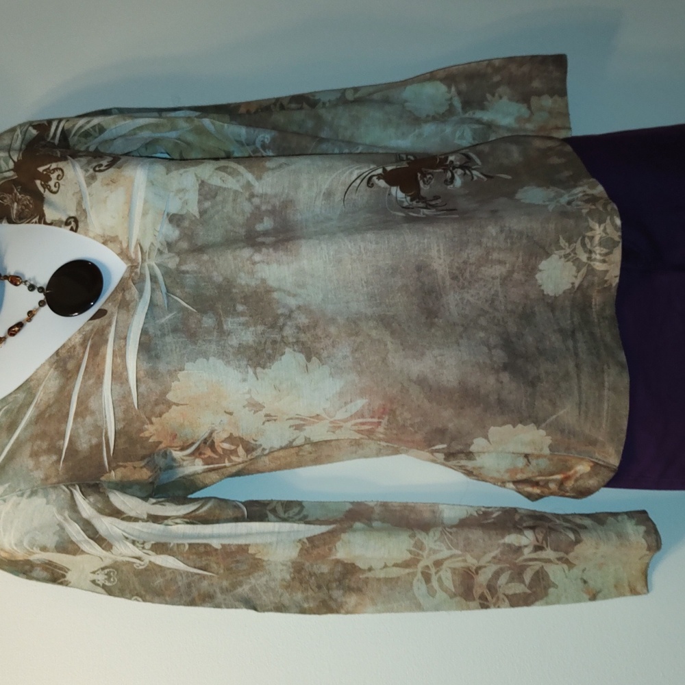 Mushka By Sienna Rose, Inc. Women's "PM" 🦋 Graphic Print Long Sleeve V neck Top